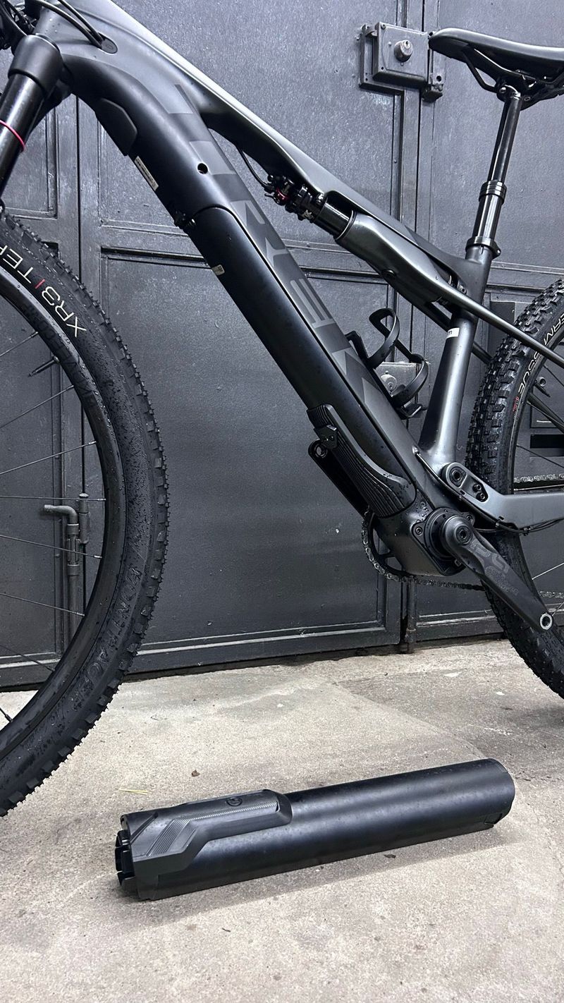 Trek E-Caliber 9.6 2022 2022 Mountainbike usato, Nero — immagine 20 di 21