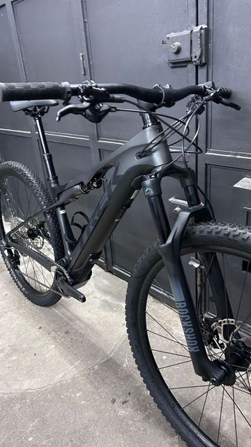 Trek E-Caliber 9.6 2022 2022 Mountainbike usato, Nero — immagine 9 di 21