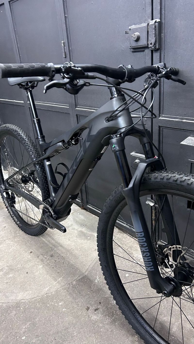 Trek E-Caliber 9.6 2022 2022 Mountainbike usato, Nero — immagine 9 di 21