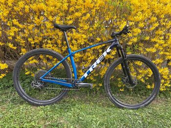 Used Trek Procaliber 9.7 2022 2022 Mountainbike, Blue, 29 — image 1 of 9