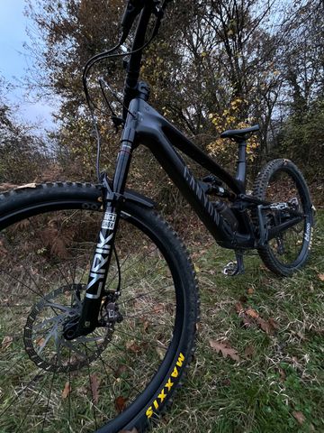 Używany Canyon Spectral CF 9 2024 2024 Mountainbike — zdjęcie 2 z 3