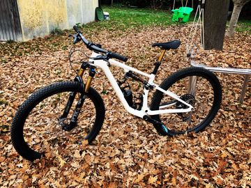 Used Specialized Epic EVO Pro 2023 2023 Mountainbike, White, 29 — image 2 of 6