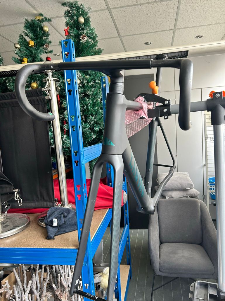 Used Canyon Endurace CFR Di2 2024 Frameset 2024 Road & Gravel, Black — image 3 of 5