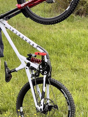 Used Commencal Supreme V5 2026 Mountainbike, White — image 2 of 3