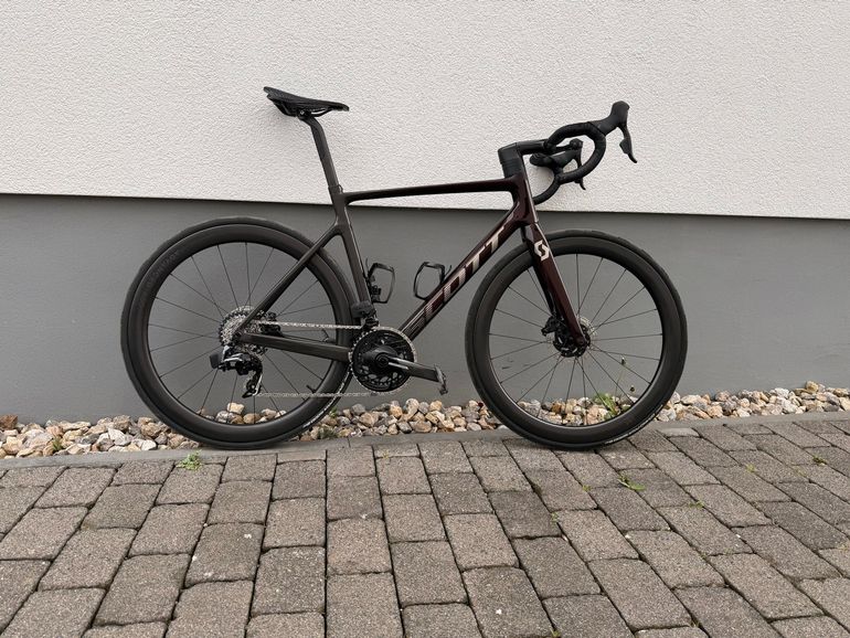 Used Scott Addict SRAM Force eTap AXS 2025 Road & Gravel, Red — image 1 of 4
