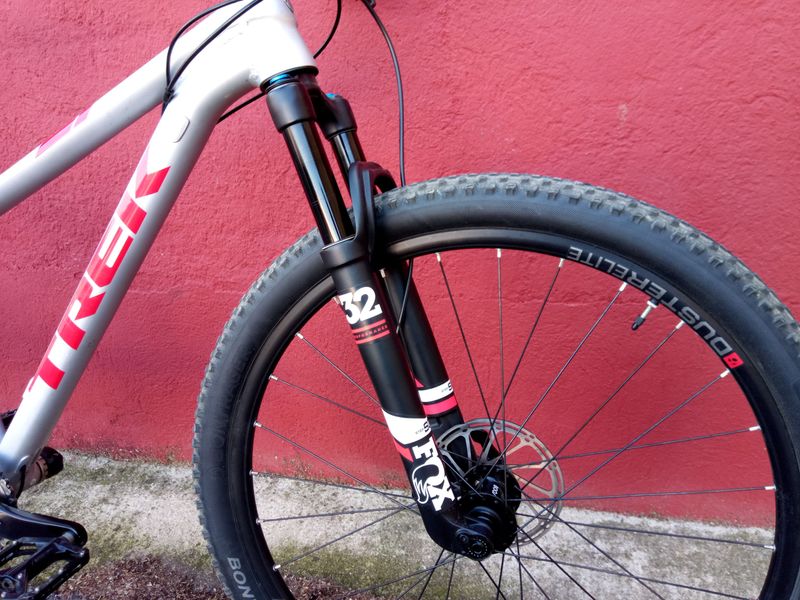 Used Trek X-Caliber 9 2019 2019 Mountainbike, Light Gray, 27.5, 29 — image 4 of 10