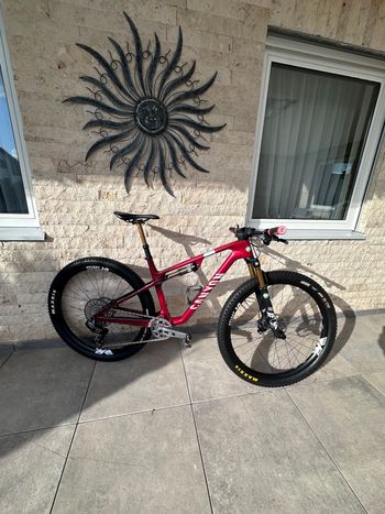 Used Canyon Lux World Cup CF 8 2024 2024 Mountainbike, Red, 29 — image 2 of 9