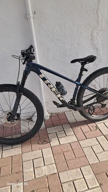 Used Trek Roscoe 8 2021 2021 Mountainbike, Blue, 27.5 — image 1 of 6