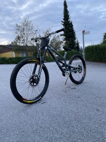 Tweedehands Commencal Furious SRAM GX Eagle 2021 Mountainbike — afbeelding 2 van 16