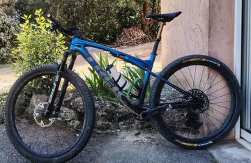 Used Trek Project One 2022 Mountainbike, Blue — image 2 of 3