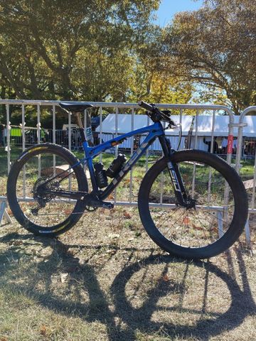 Used Trek Project One 2022 Mountainbike, Blue — image 3 of 3
