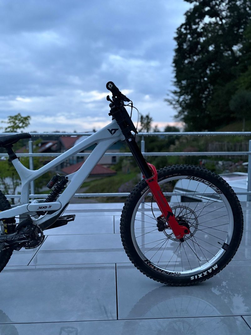 Gebrauchtes YT Industries Tues CORE 1 2025 2025 Mountainbike, Weiß, 27.5 — Bild 2 von 7