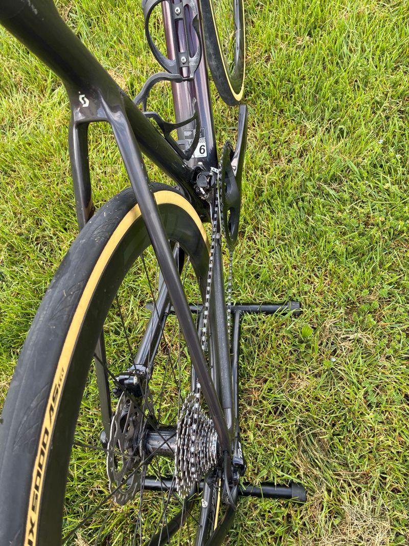 Used Scott Addict 30 2022 2022 Road & Gravel, Red — image 4 of 4