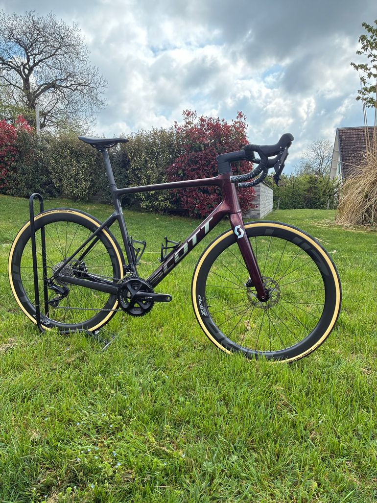 Used Scott Addict 30 2022 2022 Road & Gravel — image 1 of 4