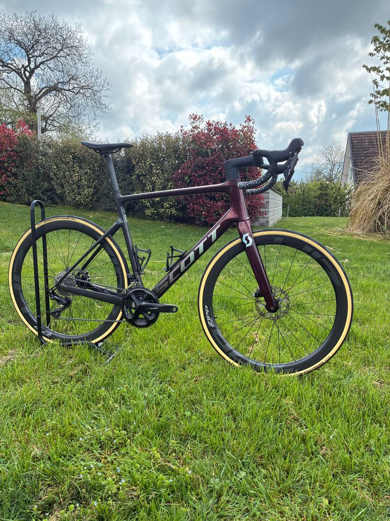 Used Scott Addict 30 2022 2022 Road & Gravel, Red — image 1 of 4
