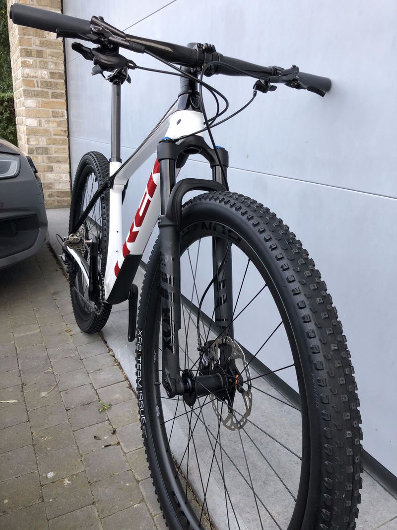Used Trek Procaliber 9.8 2021 2021 Mountainbike, White, 29 — image 2 of 10