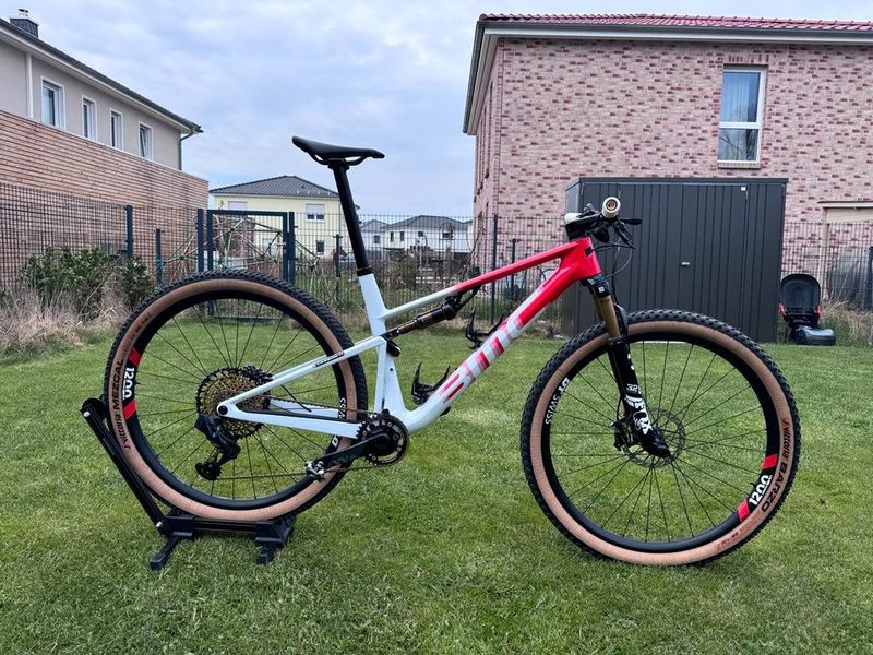 Used BMC Fourstroke 01 LTD 2023 Mountainbike, White — image 1 of 12