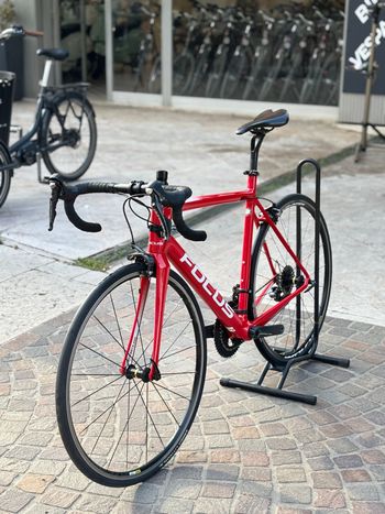 Used Focus IZALCO RACE Ultegra 2018 2018 Road & Gravel, Red — image 3 of 3