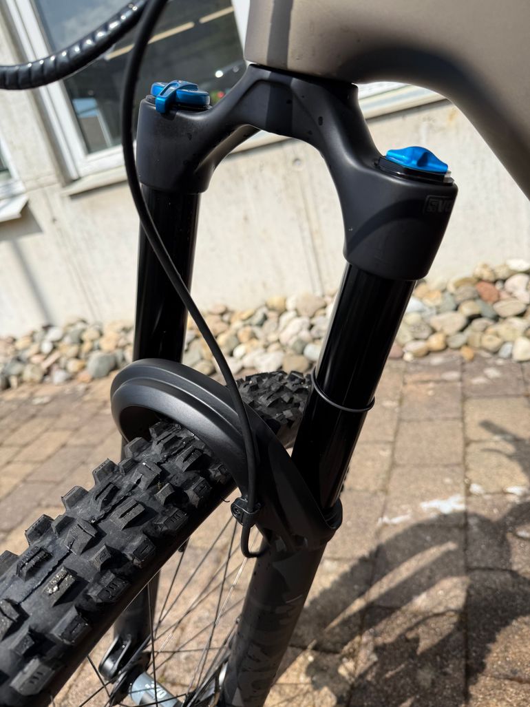 Used Santa Cruz Santa Cruz Megatower 2 2023 Mountainbike, Orange — image 5 of 11