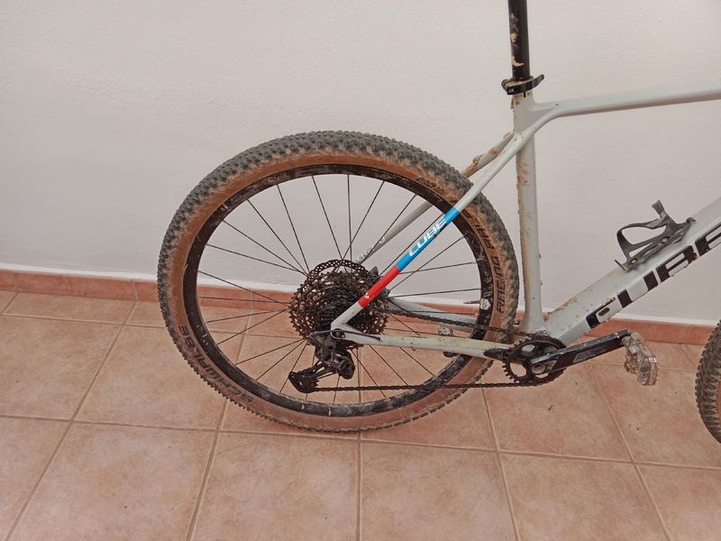 Gebrauchtes CUBE REACTION C:62 PRO 2021 2021 Mountainbike, Hellgrau, 29 — Bild 3 von 7
