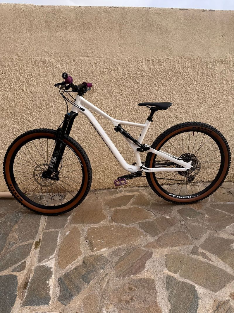 Used Specialized Stumpjumper Comp 2019 Mountainbike, White — image 2 of 13