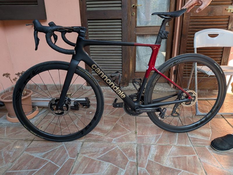 Cannondale SuperSix EVO Shimano Dura Ace Di2 2024 Road & Gravel usato, Rosso — immagine 1 di 13