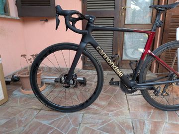 Cannondale SuperSix EVO Shimano Dura Ace Di2 2024 Road & Gravel usato, Rosso — immagine 2 di 13