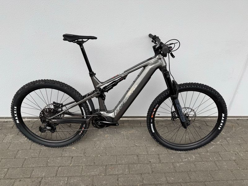 Gebrauchtes Merida eONE-SIXTY 875 2024 2024 Mountainbike, Hellgrau, 29, 27.5 — Bild 1 von 12