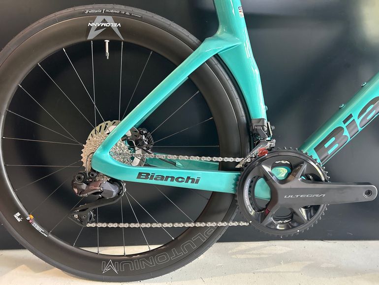 Used Bianchi Oltre Comp Ultegra Di2 2025 2025 Road & Gravel, Green — image 3 of 6