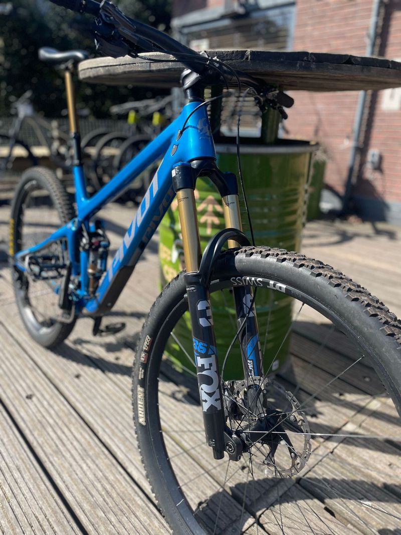 Used Pivot Switchblade Shimano Deore XT 2023 Mountainbike, Blue — image 5 of 6