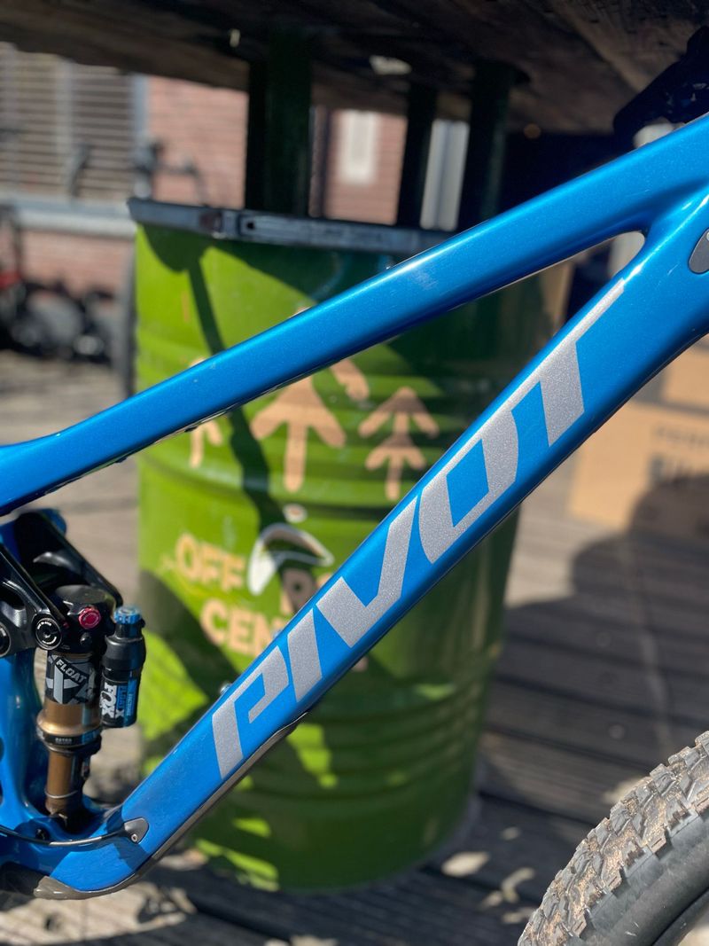 Used Pivot Switchblade Shimano Deore XT 2023 Mountainbike, Blue — image 4 of 6