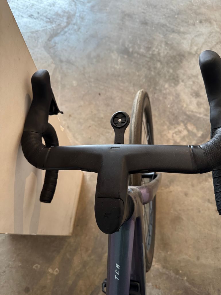 Used Giant TCR Advanced Pro Disc 0 AXS 2024 2024 Road & Gravel, Morado — image 2 of 6