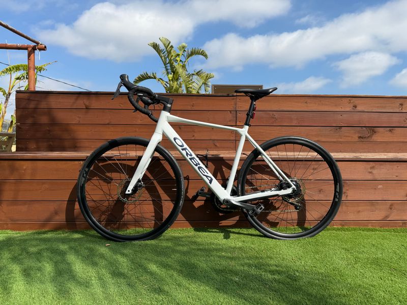 Used Orbea GAIN D50 2022 2022 Road & Gravel, White — image 1 of 13