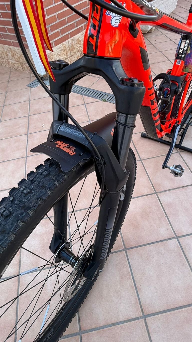 Used Giant Anthem Shimano SLX 2017 Mountainbike, Red — image 6 of 11