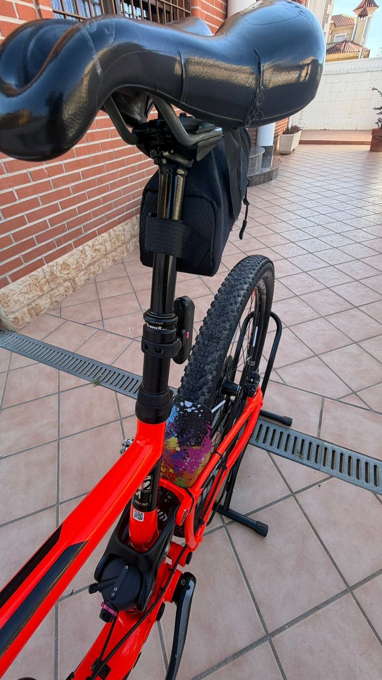 Used Giant Anthem Shimano SLX 2017 Mountainbike, Red — image 9 of 11