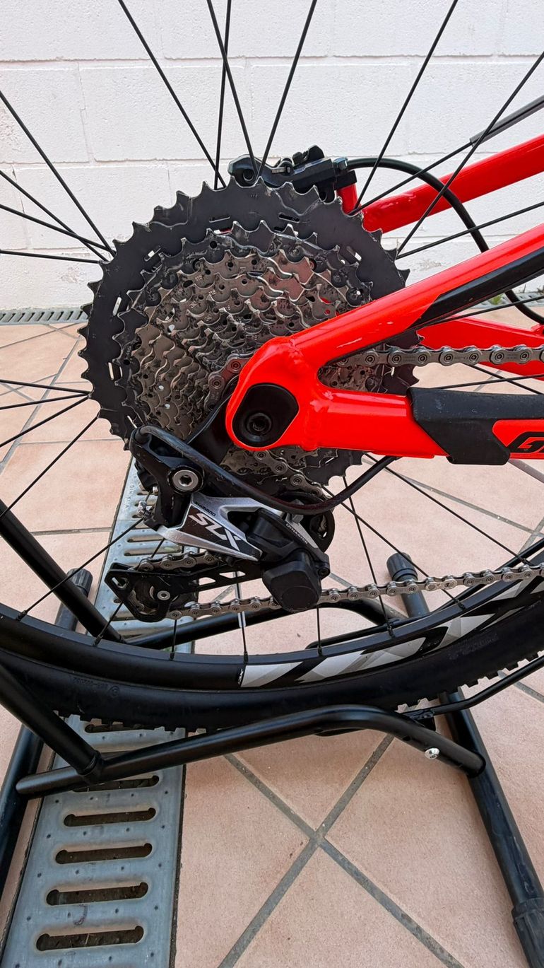 Used Giant Anthem Shimano SLX 2017 Mountainbike, Red — image 3 of 11