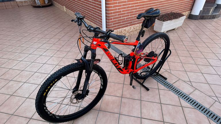 Used Giant Anthem Shimano SLX 2017 Mountainbike, Red — image 2 of 11