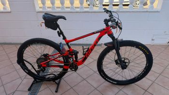 Used Giant Anthem Shimano SLX 2017 Mountainbike, Red — image 1 of 11