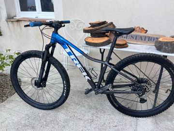 Used Trek Marlin 8 2022 2022 Mountainbike, Blue, 27.5 (650B) — image 1 of 4
