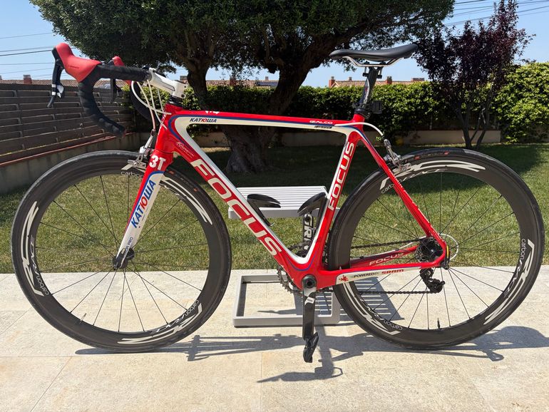 Used Focus Izalco SRAM Force eTap AXS 2011 Road & Gravel, Red — image 2 of 12