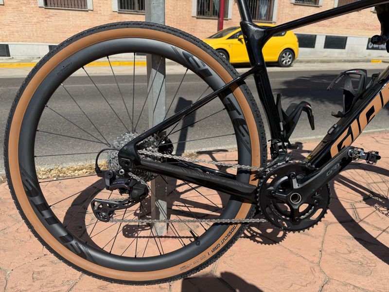 Used Giant Revolt Advanced 2 2026 2026 Road & Gravel, Black — image 2 of 11