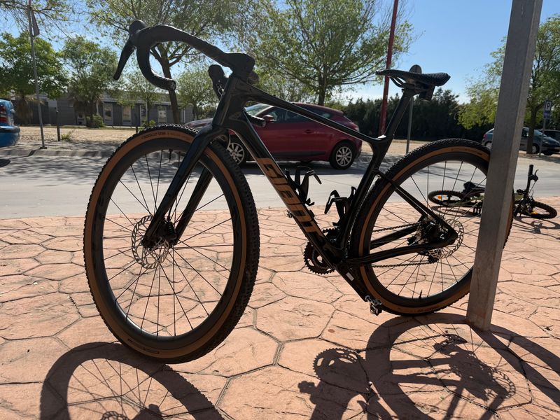 Used Giant Revolt Advanced 2 2026 2026 Road & Gravel, Black — image 10 of 11