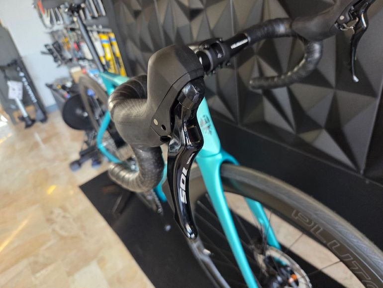 Used Bianchi e-Oltre 105 2025 2025 Road & Gravel — image 8 of 9