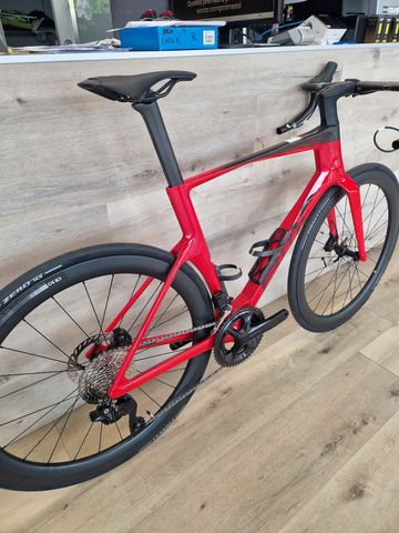 BMC TEAMMACHINE R01 FIVE 2027 2027 Road & Gravel usato, Rosso — immagine 3 di 6