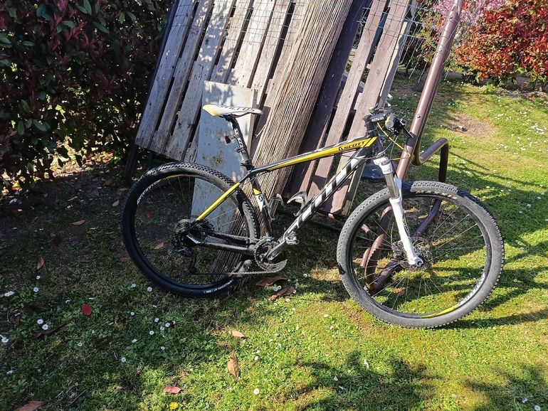 Used Scott Scale Shimano Deore 2016 Mountainbike, Black — image 1 of 3