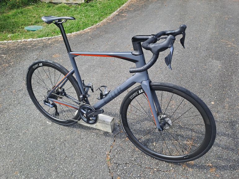 Used BMC Roadmachine 01 THREE 2018 2018 Road & Gravel — image 1 of 12
