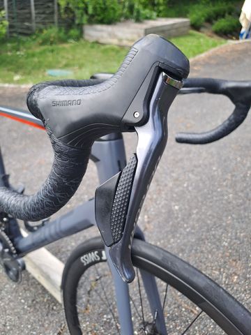 Used BMC Roadmachine 01 THREE 2018 2018 Road & Gravel, Light Gray — image 10 of 12