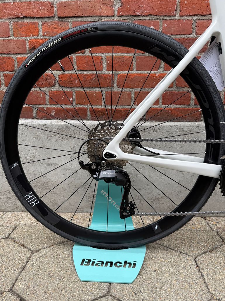 Used Bianchi Sprint Shimano 105 2025 Road & Gravel, White — image 2 of 15