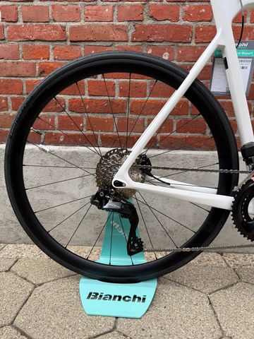 Used Bianchi Sprint Shimano 105 Di2 2025 Road & Gravel, White — image 2 of 12