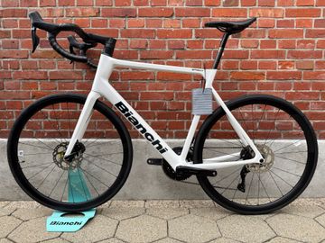Used Bianchi Sprint Shimano 105 Di2 2025 Road & Gravel, White — image 11 of 12